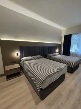 Lacivert yatak başlıklı konaklama odası