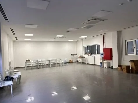 Parlak zeminli ortak kullanım salonu