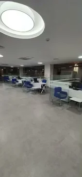 Gişe masaları ve bekleme alanı bulunan şube içi