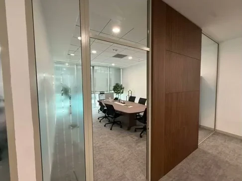 Ahşap kaplama ve cam bölmeyle ayrılan toplantı odası, TKBB AK Ofis İstanbul
