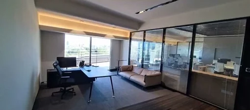 Cam bölmeli yönetici odası ve oturma grubu
