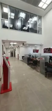 Yüksek tavanlı şube holü ve gişe masaları