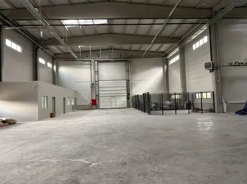 Seksiyonel kapılı üretim holü ve hol içindeki ofis kabinleri