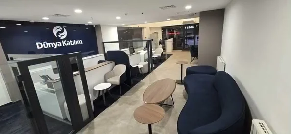 Lacivert koltuklu müşteri bekleme alanı