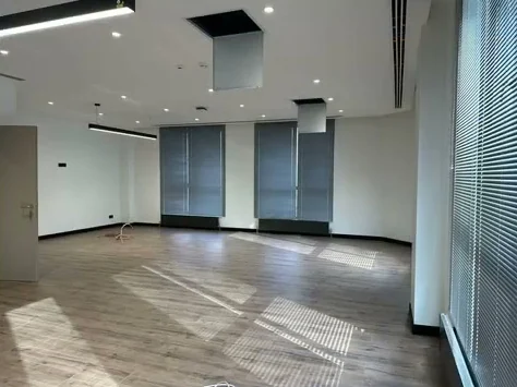 Laminat parkeli, jaluzili idari ofis odası