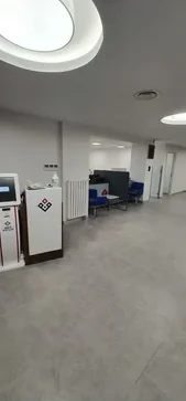 Sıra bekleme cihazı ve oturma alanı