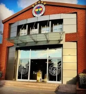 Kırmızı tuğla cepheli tesis girişi ve kulüp arması