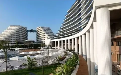 Beyaz kolonlu revak ve bahçeye açılan havuz terası