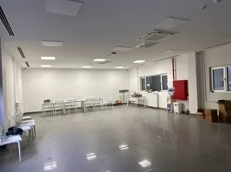 Parlak zeminli ortak kullanım salonu