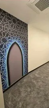 Geometrik desenli duvar paneli ve kemerli kapı
