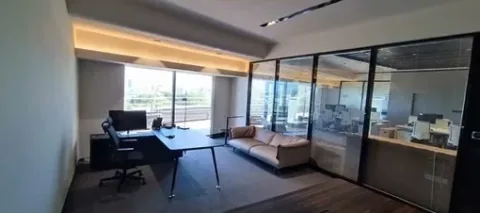 Cam bölmeli yönetici odası ve oturma grubu