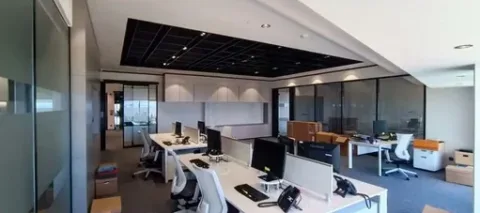 Siyah ızgara tavanlı açık ofis