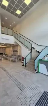 Cam korkuluklu merdiven ve hissedilebilir zemin yolu