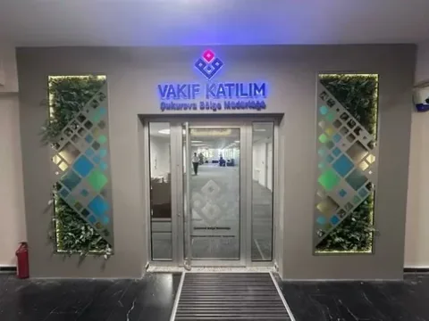 Dikey bahçe ve desenli cam panellerle Vakıf Katılım bölge müdürlüğü girişi