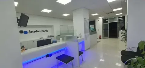 Anadolubank logolu duvar ve gişe bankosu