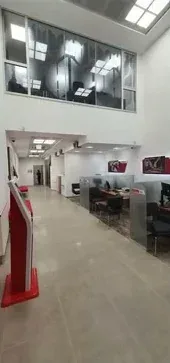 Yüksek tavanlı şube holü ve gişe masaları