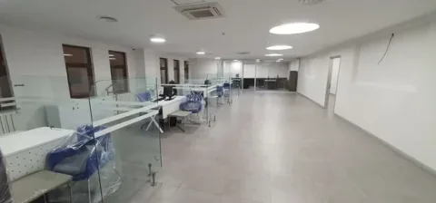 Cam paravanlı çalışma masaları ve geniş şube holü