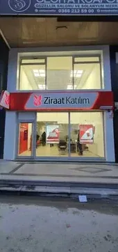 Kırmızı tabelalı Ziraat Katılım şube cephesi