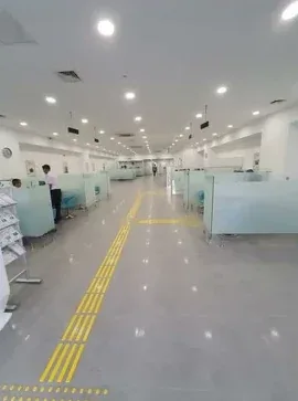 Cam paravanlı gişeler ve sarı hissedilebilir zemin yolu