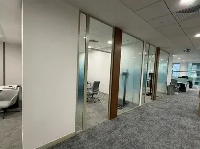 Cam bölmeli ofis koridoru