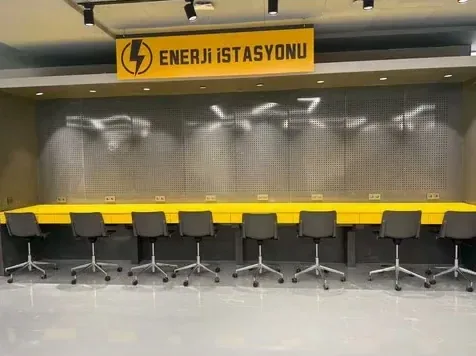 “Enerji İstasyonu” duvarı ve uzun çalışma bankosu