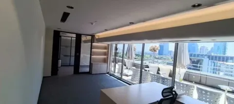 Şehre ve terasa bakan yönetici odası