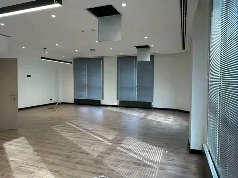 Laminat parkeli, jaluzili idari ofis odası