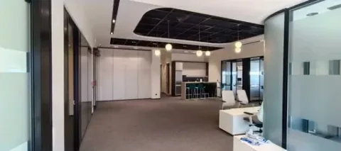 Siyah çerçeveli cam bölmeler ve ortak alan