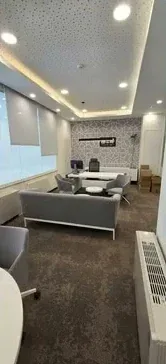 Gizli ışıklı tavanlı müşteri bekleme alanı