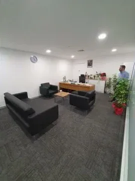 Deri oturma grubu bulunan yönetici odası